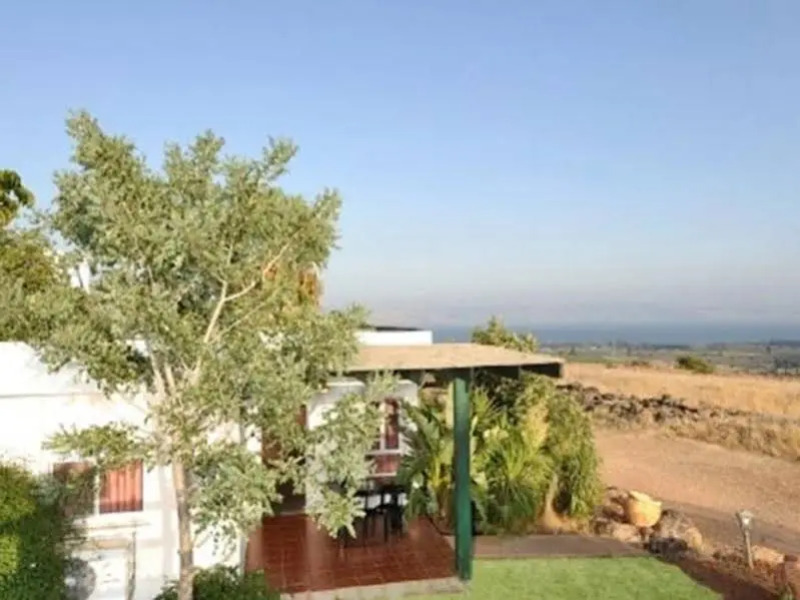 Mul Kinneret Livnim Suites