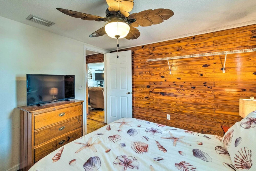 Little Gasparilla Home: Walk to Beaches!