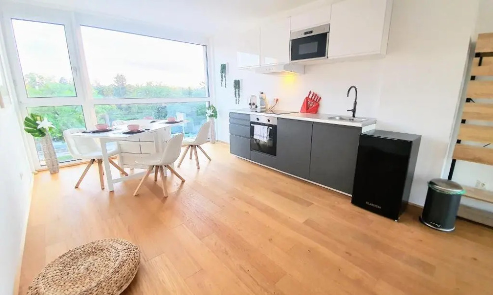 Rooftop Terrace, free garage parking and Pool!