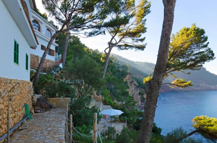 Sea front house with astounding views.