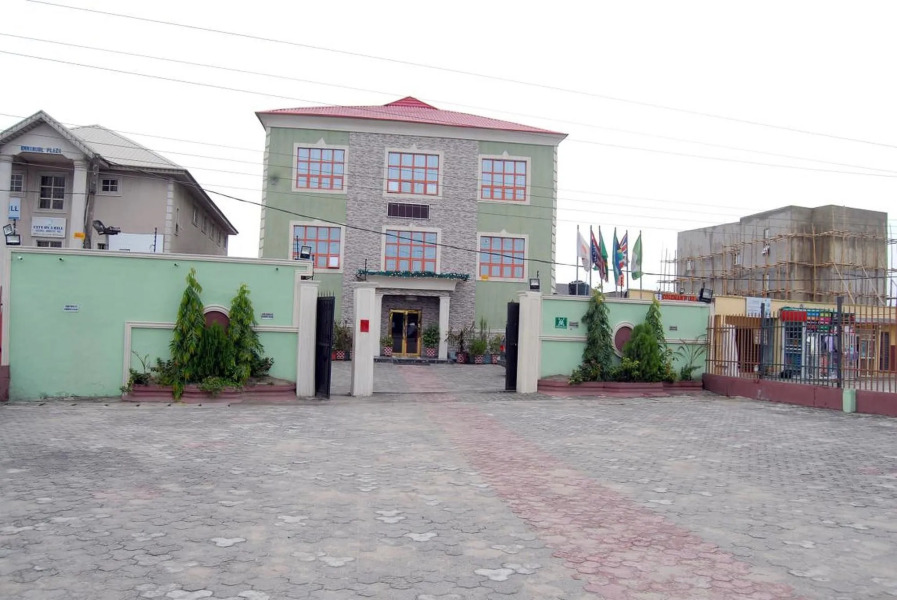 Royal Park Hotel & Suites