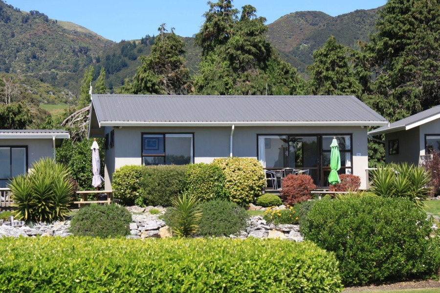 Pohara Beachfront Motel