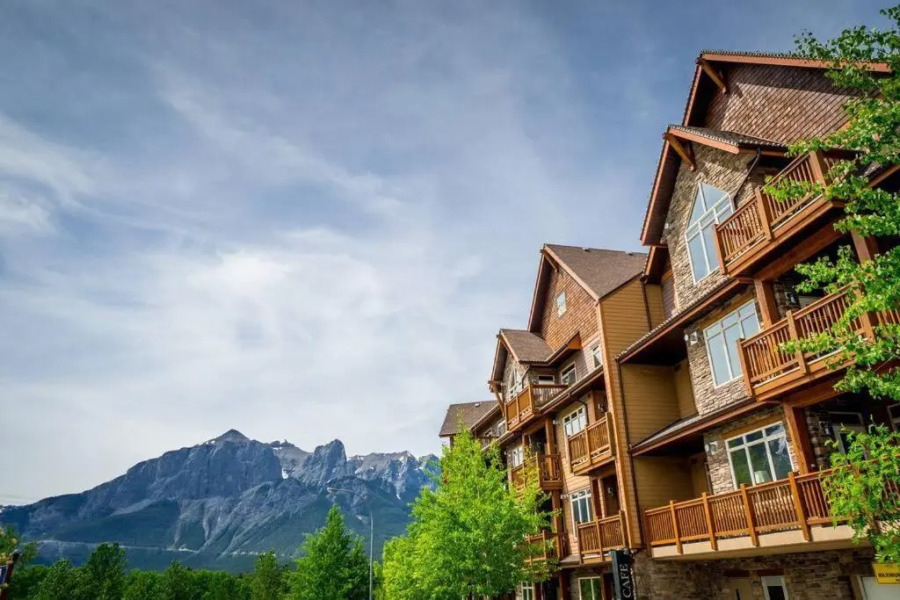 Spacious 3BR 2BA Penthouse with Mountain Views