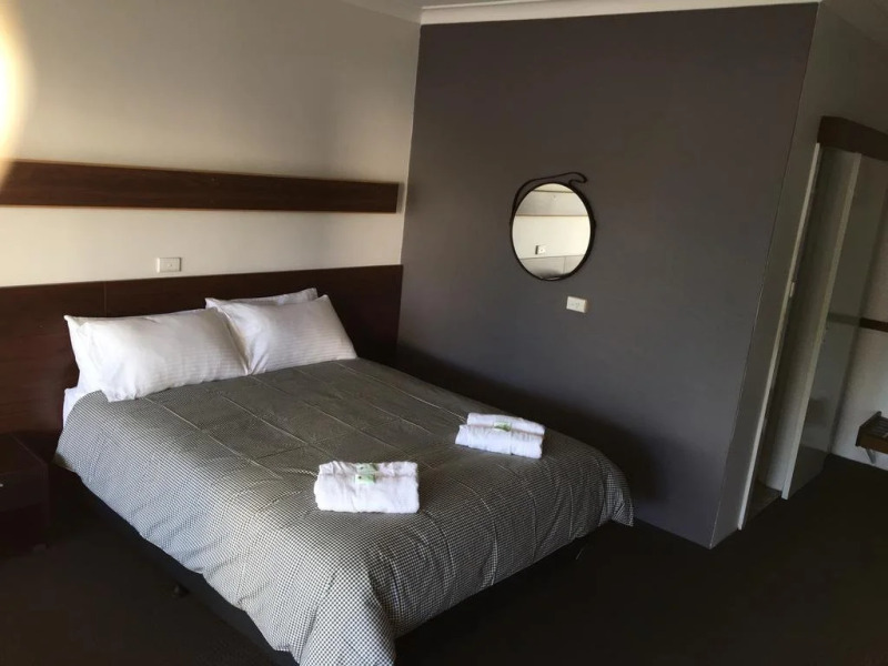 Palm and Pawn Motor Inn