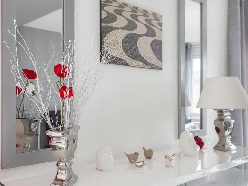 Panoramic White House Suite in Tulle