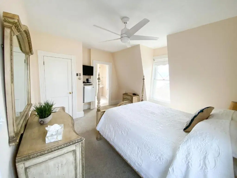 By the Sea Guests Bed & Breakfast & Suites