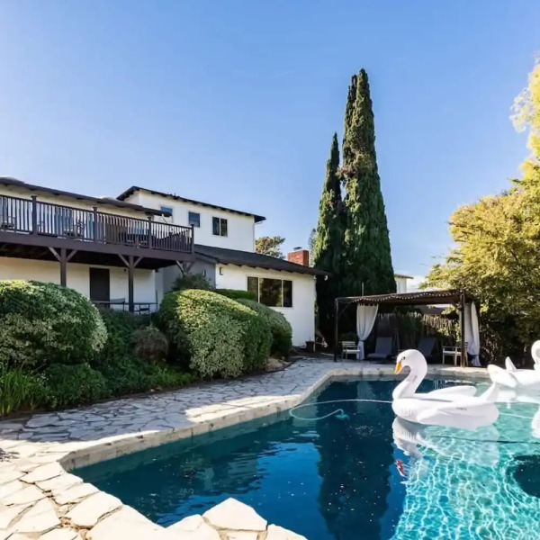 Spacious and Bright 5-bedroom Oasis Pool and Yard