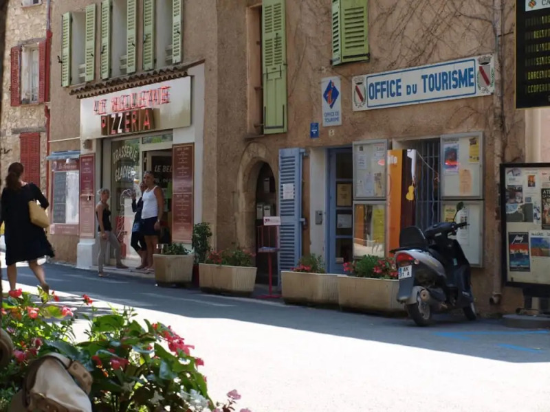 Alluring Holiday Home in Flayosc With Pool