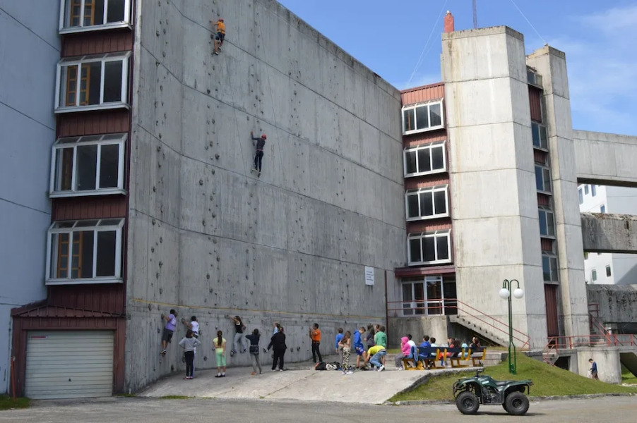 Oca Manzaneda Estación de Montaña