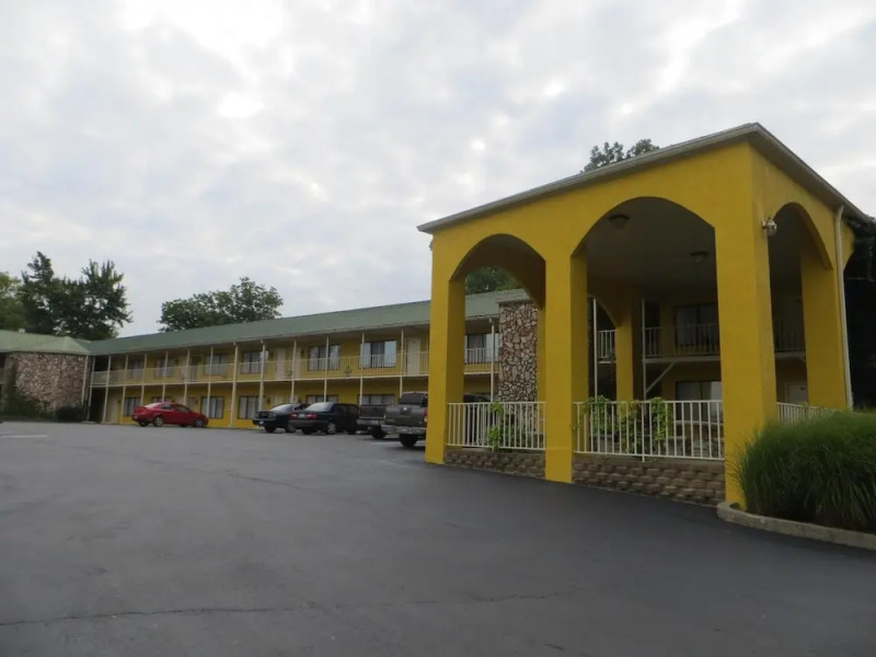 Golden Manor Inn & Suites