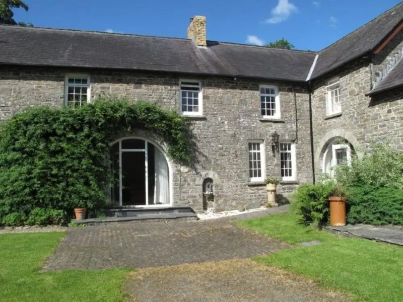 Comfortable Airy 5-bed Apartment in Llandysul