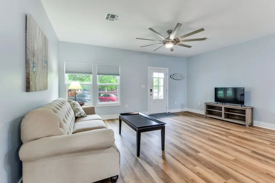 Walk to Beach & Harbor: Dtwn Pass Christian Home