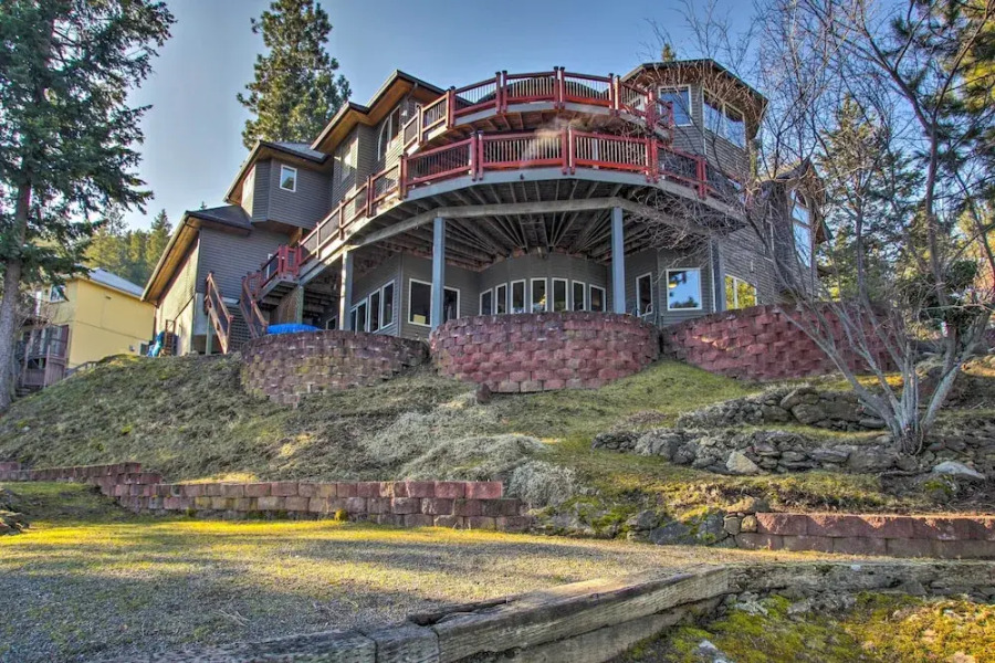 Luxurious Liberty Lake Hideaway w/ Hot Tub!