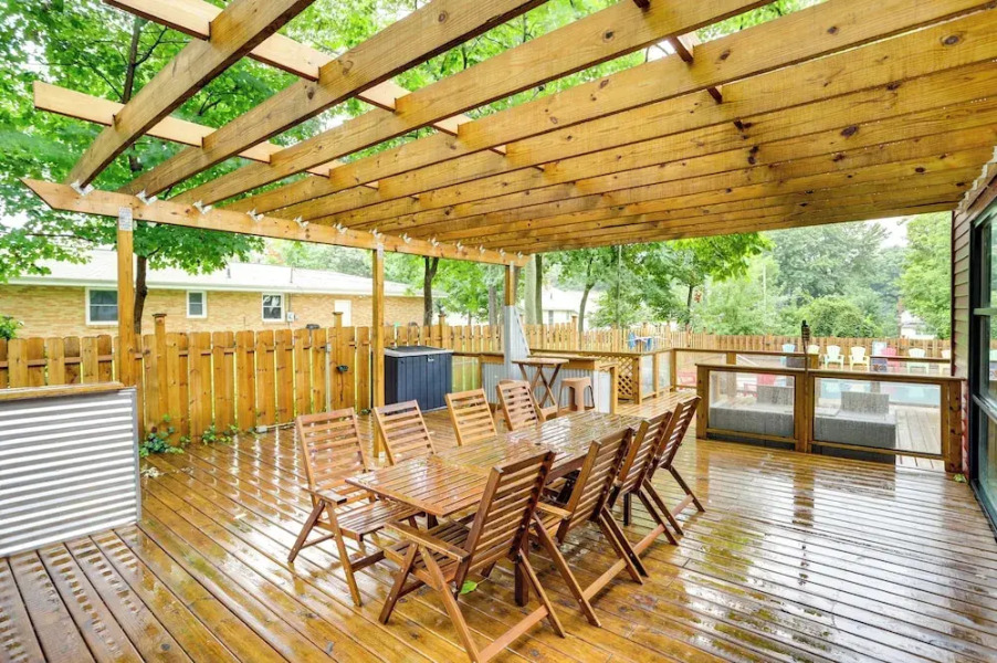 South Haven Oasis - Private Hot Tub, Pool & Grill!