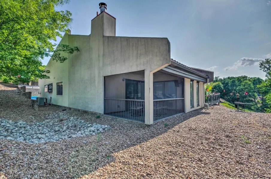 1 Mi to Lake of the Ozarks: Condo w/ Fire Pit!