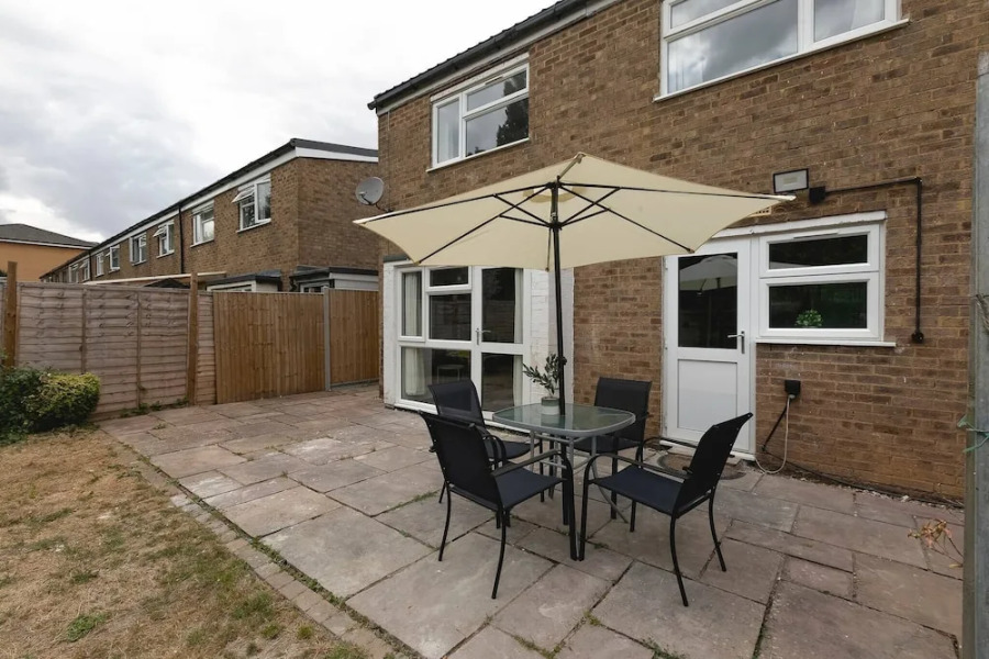 Skyvillion - Lush 2 Bed Hydean Way House & Garden