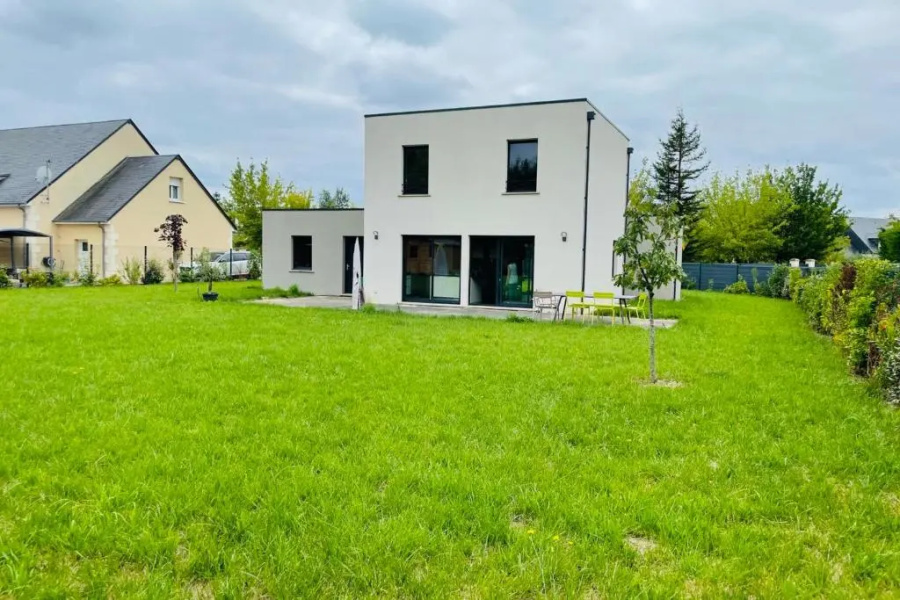 Contemporary house with garden in Saint-Cyr-sur-Loire