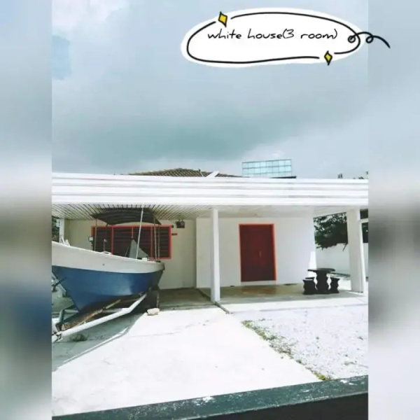 Pandai dickson Banglow white & yellow house