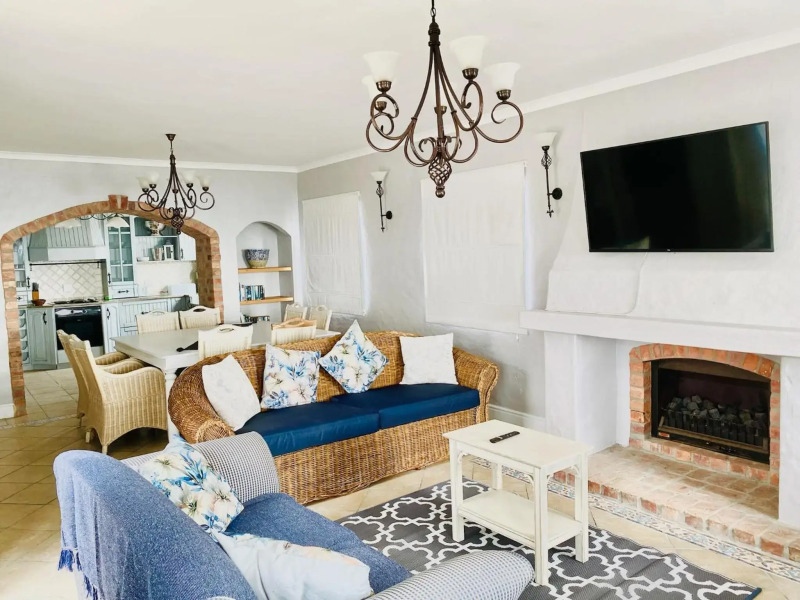 Casa Balena - Gansbaai seafront accommodation, back-up power