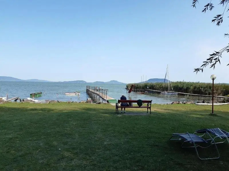 Vízparti gyermekbarát teljesen felújított Apartman, őrzött, saját strand, parkoló, étterem