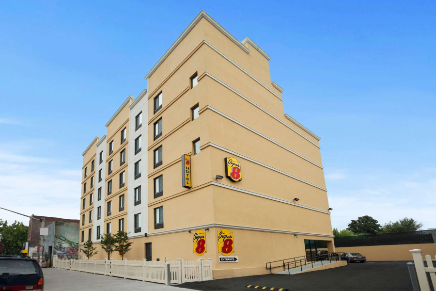 Super 8 By Wyndham Bronx