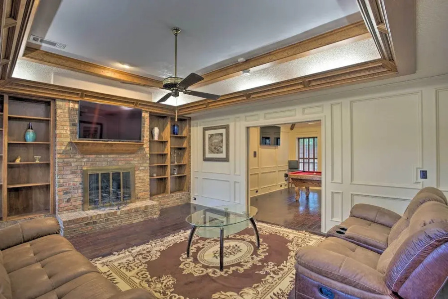 Pool Table, Patio & Grill: Idyllic Mckinney Home