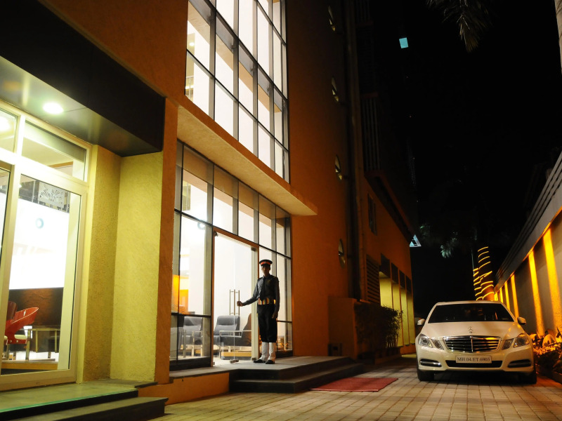 Hi5 Hotel & Experience