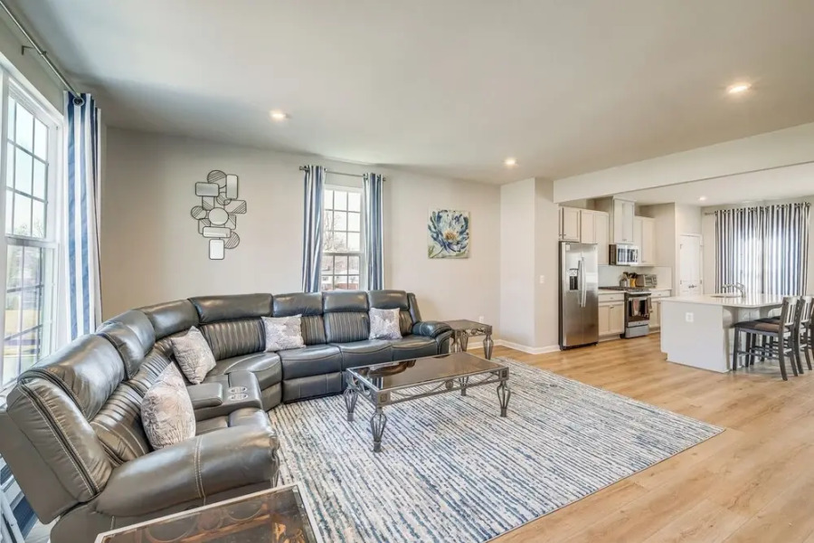 30 Mi to Downtown DC: Charming Dale City Townhome!