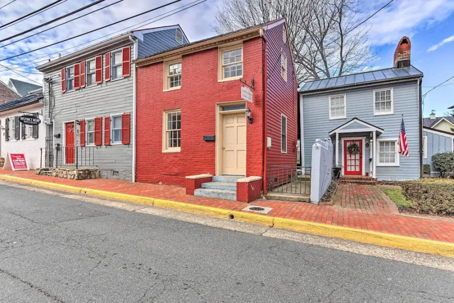 Townhome in Leesburg Historic District!