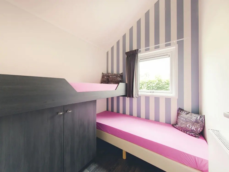 Beautiful Chalet in a Holiday Park by a Pond