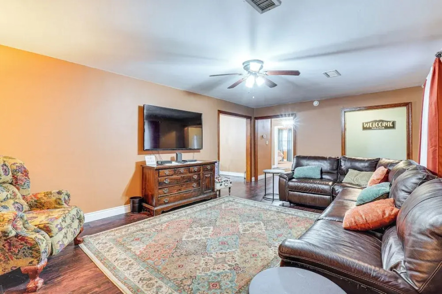 < 1 Mi to Main St Berryville: Spacious Family Home