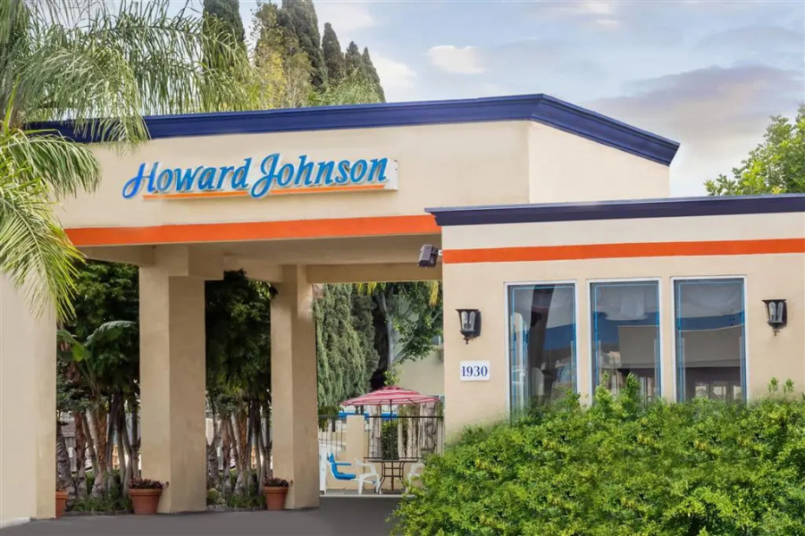 Howard Johnson by Wyndham Orange Hotel & Suites