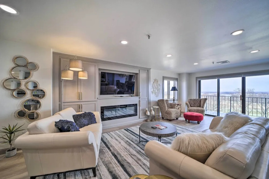 Balcony & Lake View: Modern Condo in Monkey Island