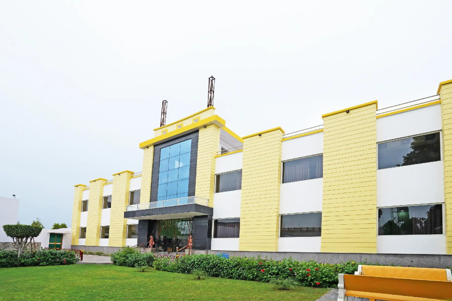 Capital O 49078 Hotel Chinar