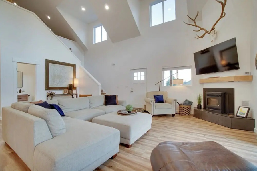 Modern Donnelly Cabin w/ Private Hot Tub