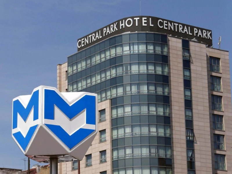 Rosslyn Central Park Hotel