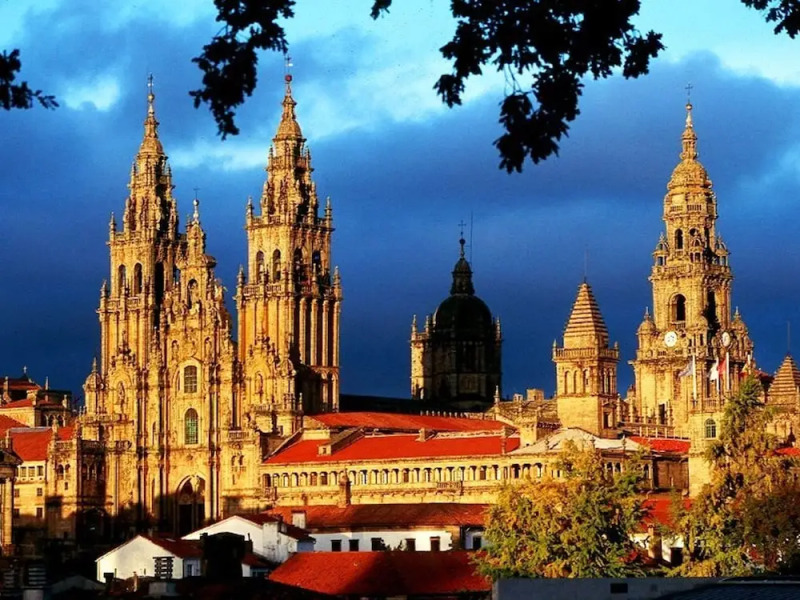 Spacious Holiday Home with Private Pool near Sea & Boulevard in Oleiros