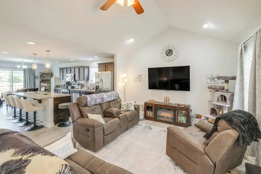 1 Mi to Colonial Beach Boardwalk: Home w/ Fire Pit