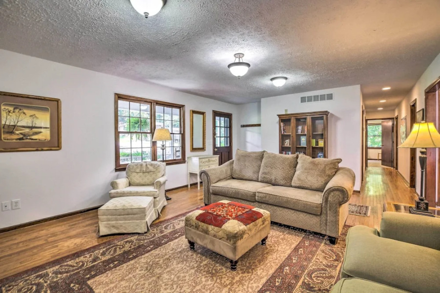 Quiet Home w/ Fire Pit - 1 Mi to Downtown Acworth!