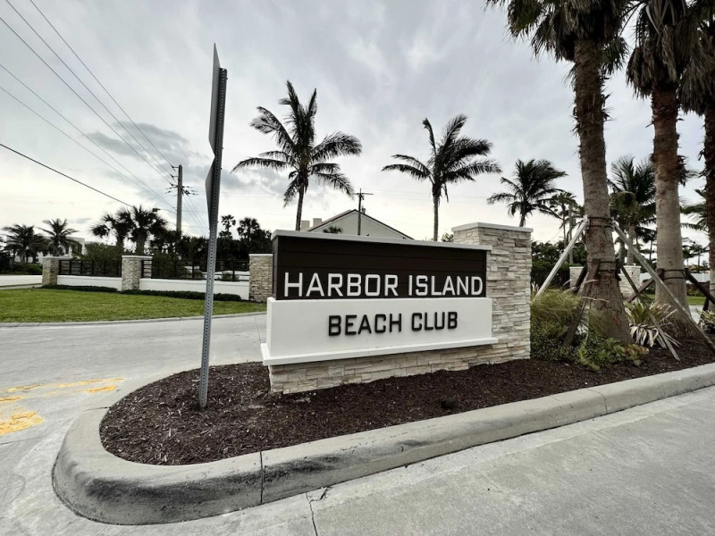 Gorgeous 8B 7BA Melbournbeach w Pool Dock Beach