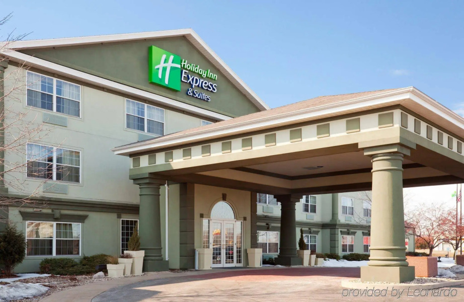 Holiday Inn Express Hotel & Suites Oshkosh by IHG