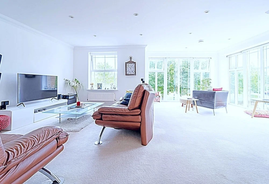 Stunning 4-bed House in Camberley