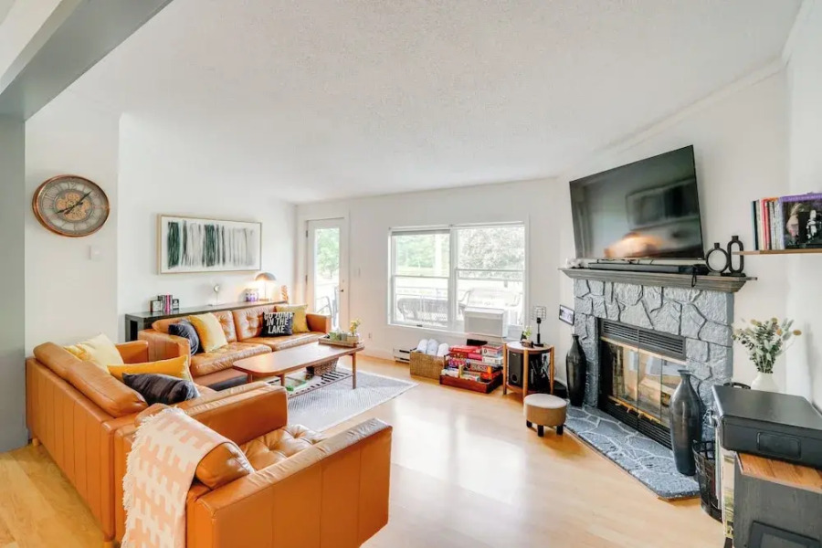 Fire Pit, Deck & Water Views: Athens Home!