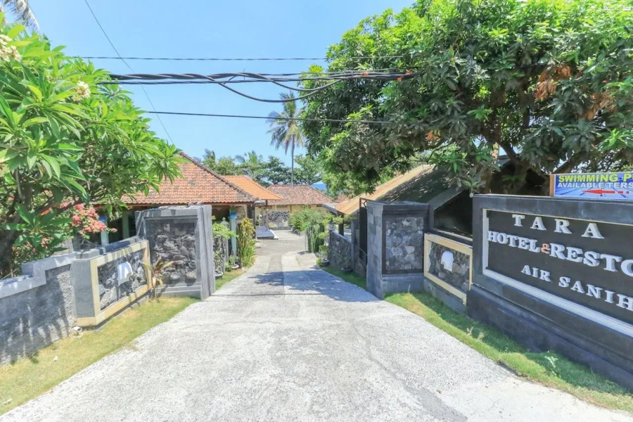 Hotel Tara Bar & Resto Air Sanih by ZUZU