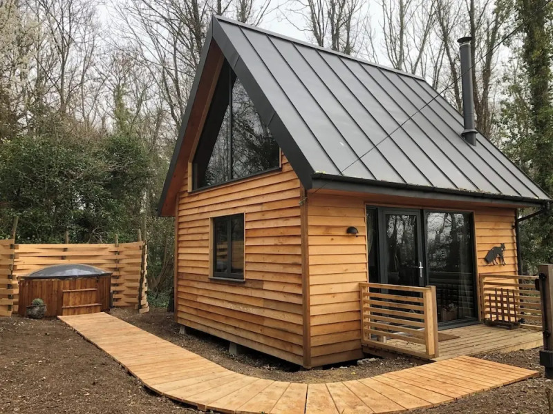 Woodland Cabin Retreat in Alfriston - hot tub