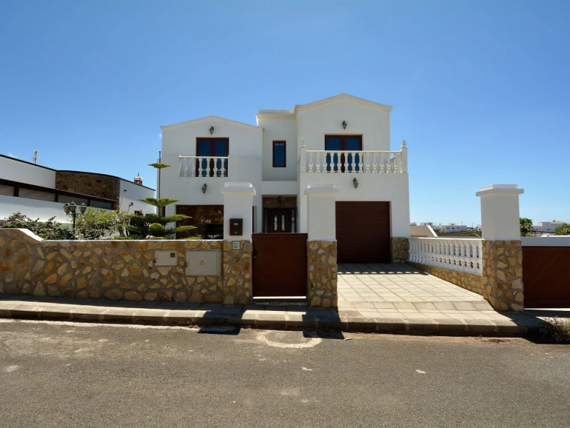 Quiet Location, Comfortable and Detached Villa With Private Pool Near Tinajo