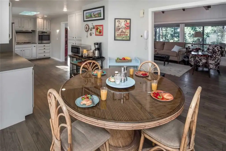 Hill Top Mountain View - Four Bedroom Cabin with Hot Tub