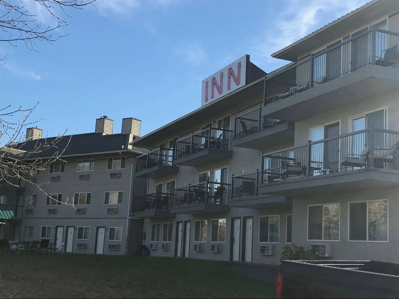 Riverland Inn & Suites