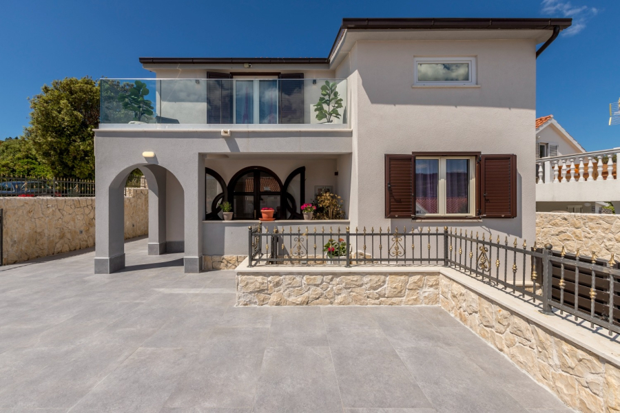 Holiday house Goldie - 30 m from beach: Sevid, Riviera Trogir