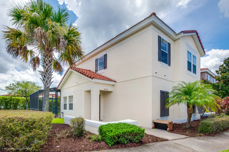 4 bed town home with full size pool Close to Disne